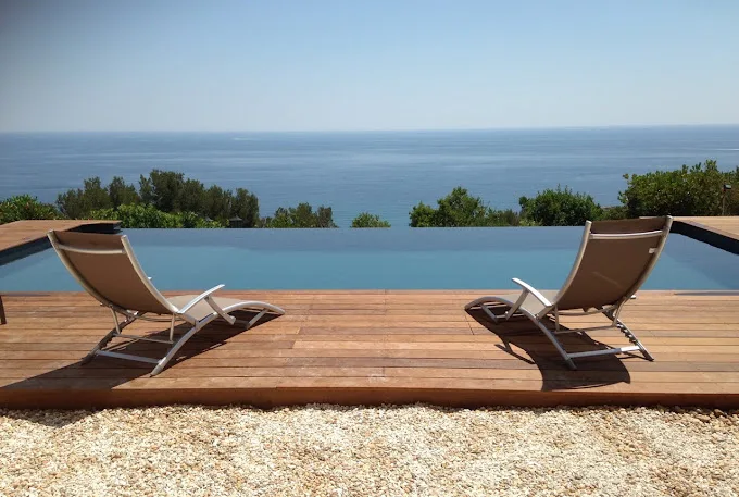 Piscine paysagère avec éclairage LED à Bonifacio — Piscine Sud pisciniste